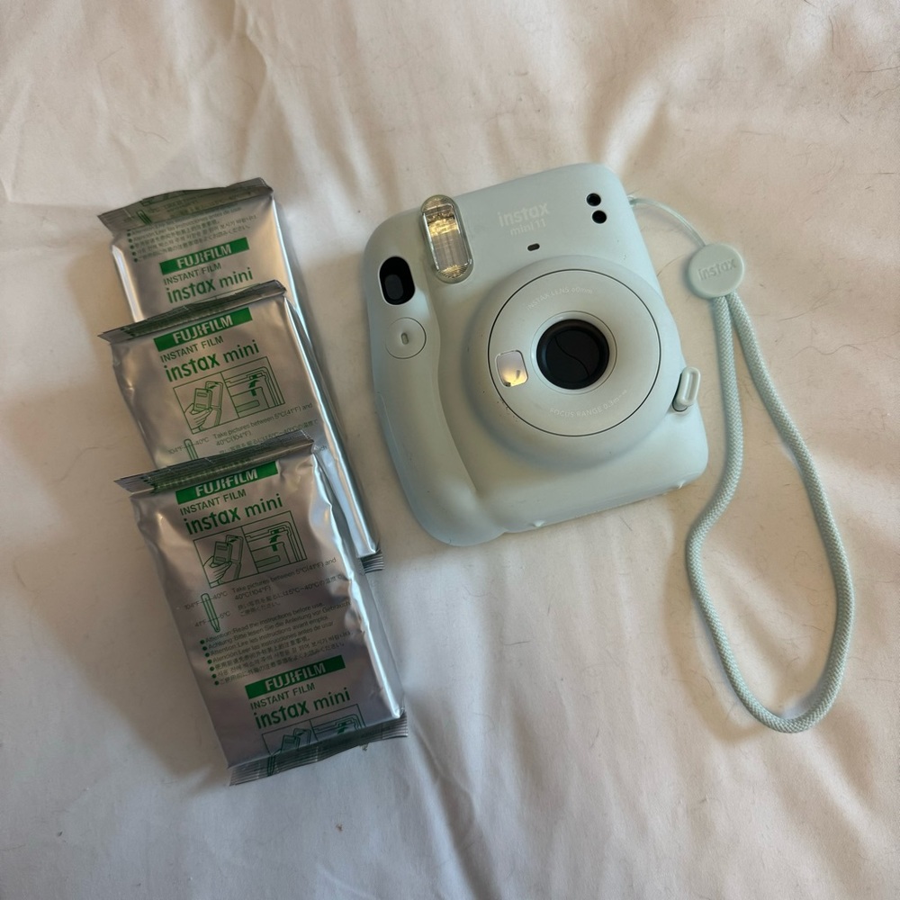 Fujifilm Instax Mini 11 Polaroid Camera (Cloud Green) & 3x Film Packs